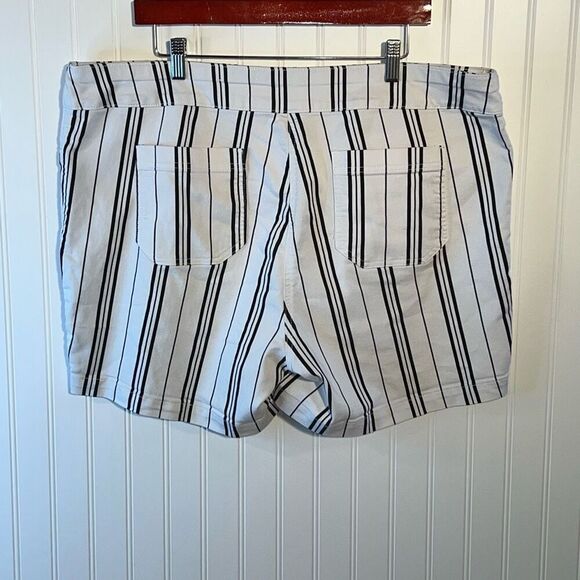 Westbound Short Park Ave Fit Size 20W Black White Striped Pull On Stretch Pocket - Picture 7 of 7
